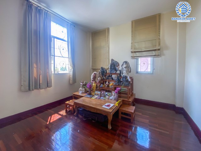 *****บ้านเดี่ยวมือสองย่านกรุงเทพฯ ม.ธนาสิริ รัตนาธิเบศร์ เนื้อที่กว้างขวางมากถึง 54.4 ตร.ว. ฟังก์ชัน 3 ห้องนอน 3 ห้องน้ำ ที่จอดรถ 2 คัน ภายในสภาพสวย พร้อมเข้าอยู่อาศัย บนทำเลเดินทางสะดวก ใกล้รถไฟฟ้าสายสีม่วง "สถานีบางรักใหญ่" และจุดขึ้น-ลงทางด่วน "กาญจณาภิเษก"